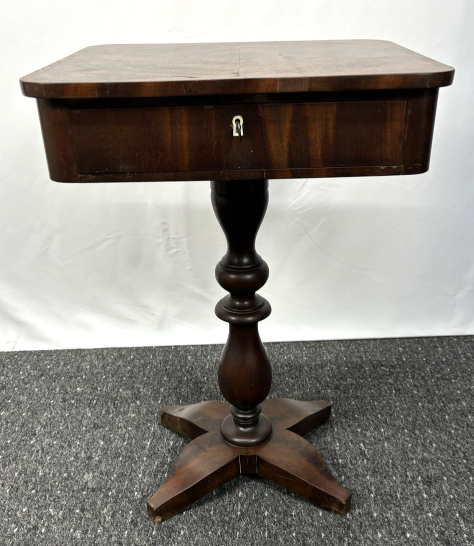 Nähtisch Beistelltisch Nachttisch Massivholz Nussbaum Biedermeier Antik ca. 1850