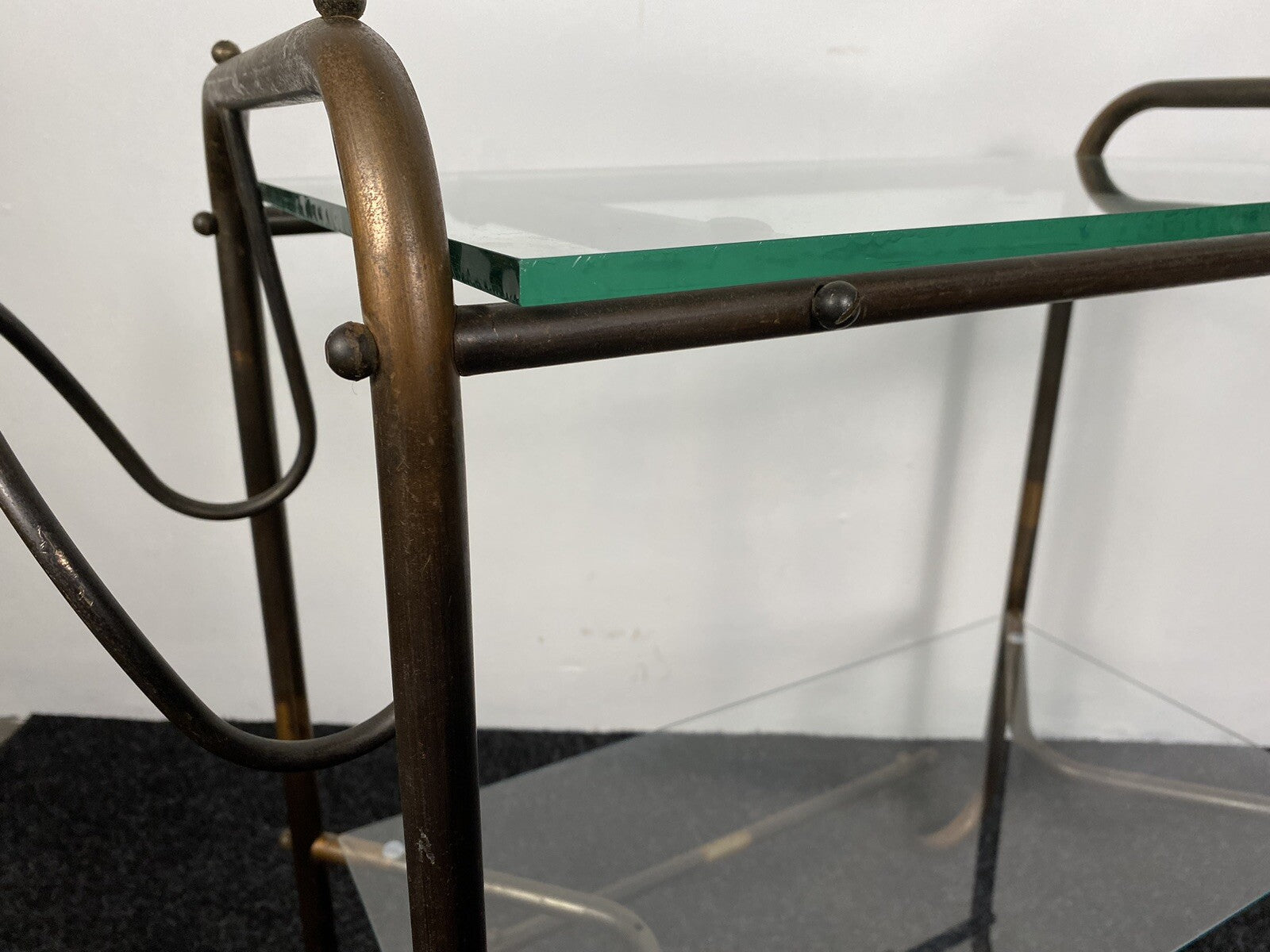 Beistelltisch Bartisch Schlaufenfuß Bauhaus Stahlrohr Nickel Kupfer Glas