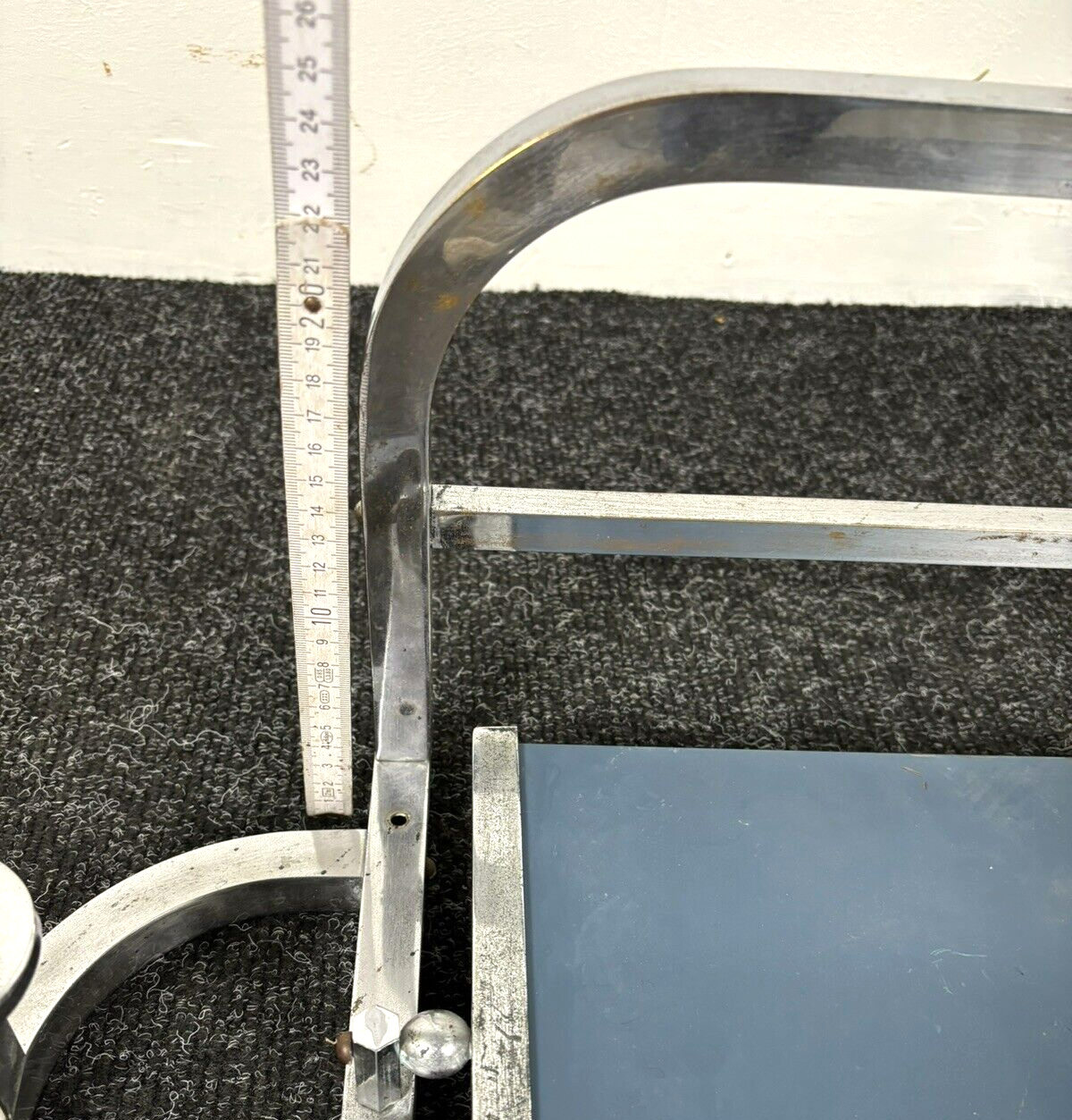 Wandgarderobe Frankreich 1930er Jahre Spiegelgarderobe Aluminium Chrom Bauhaus