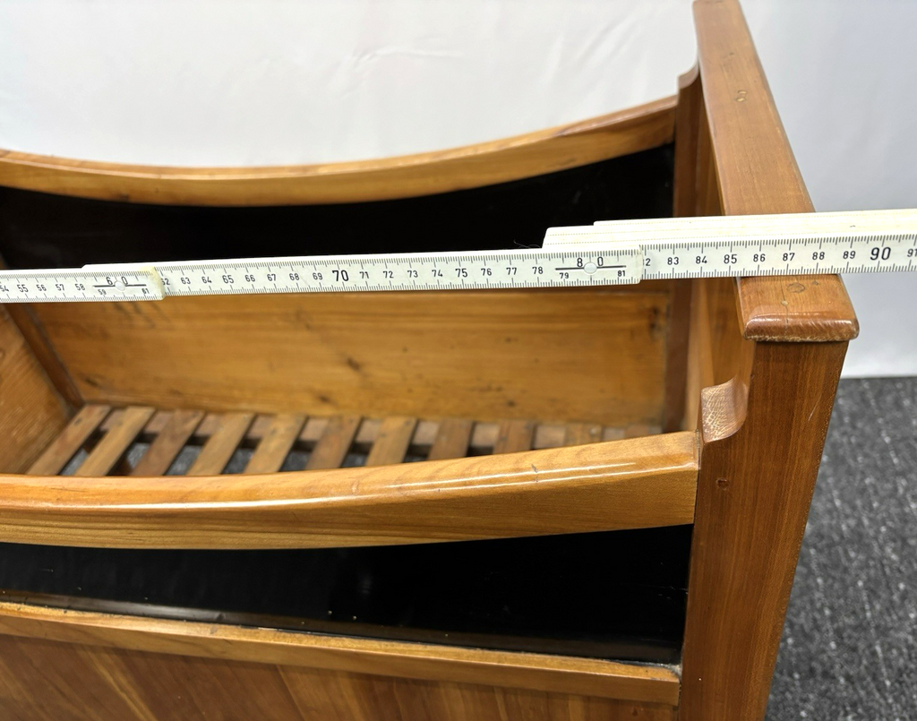 Kinderbett/ Puppenbett  Biedermeier mit Lattenrost Kirsche um 1850