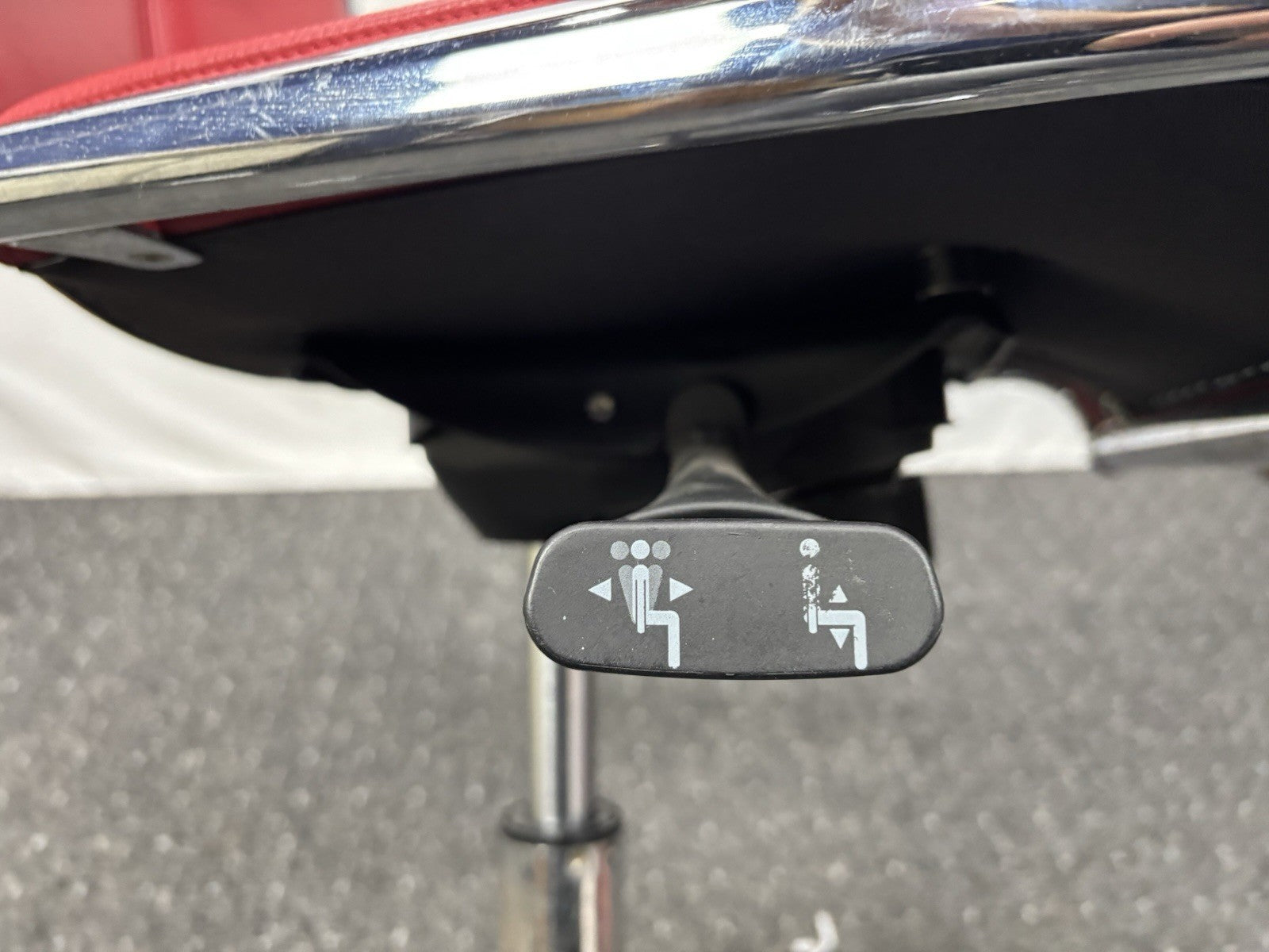 1 von 2 Schreibtischstuhl D12 von Tecta Büro Drehstuhl  Leder Rot Vintage