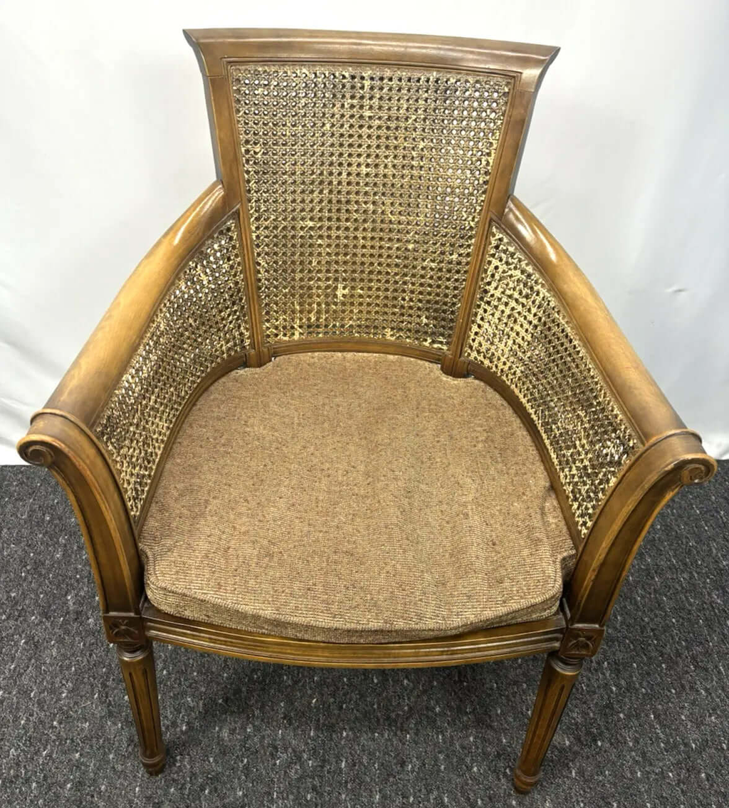 Eleganter Holzstuhl Wiener Geflecht mit Armlehnen und gepolsterter Sitzfläche aus Vintage/Antik-Stil.