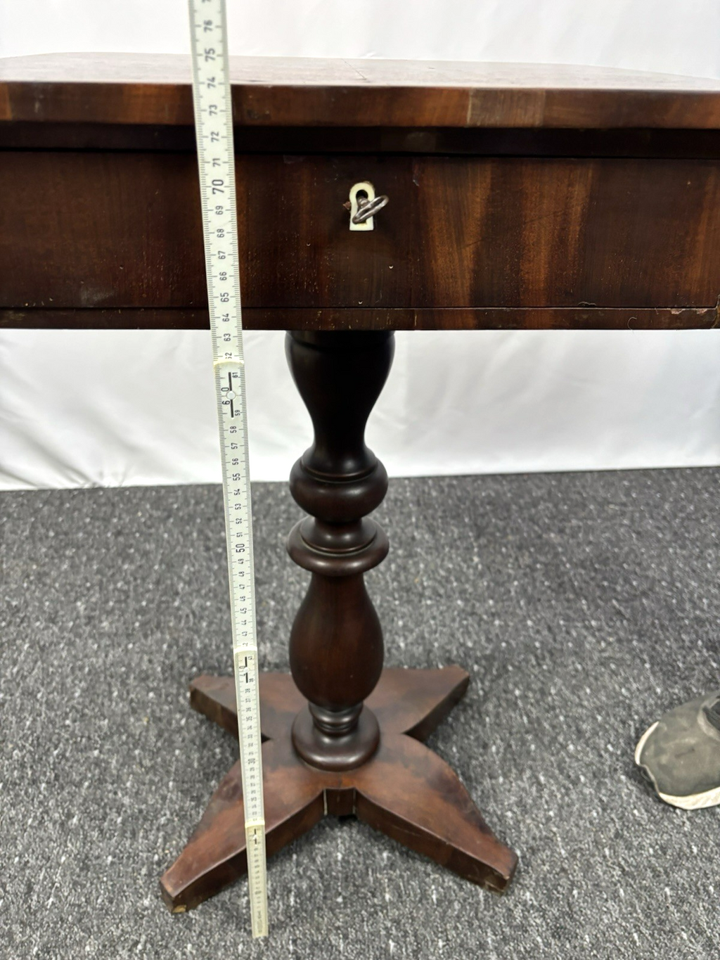 Nähtisch Beistelltisch Nachttisch Massivholz Nussbaum Biedermeier Antik ca. 1850