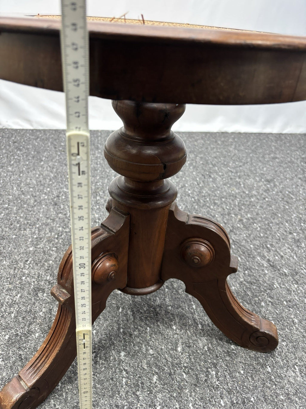 Hocker Rund Dreibein Massivholz Gusseisen Wiener Geflecht Art Deco Antik