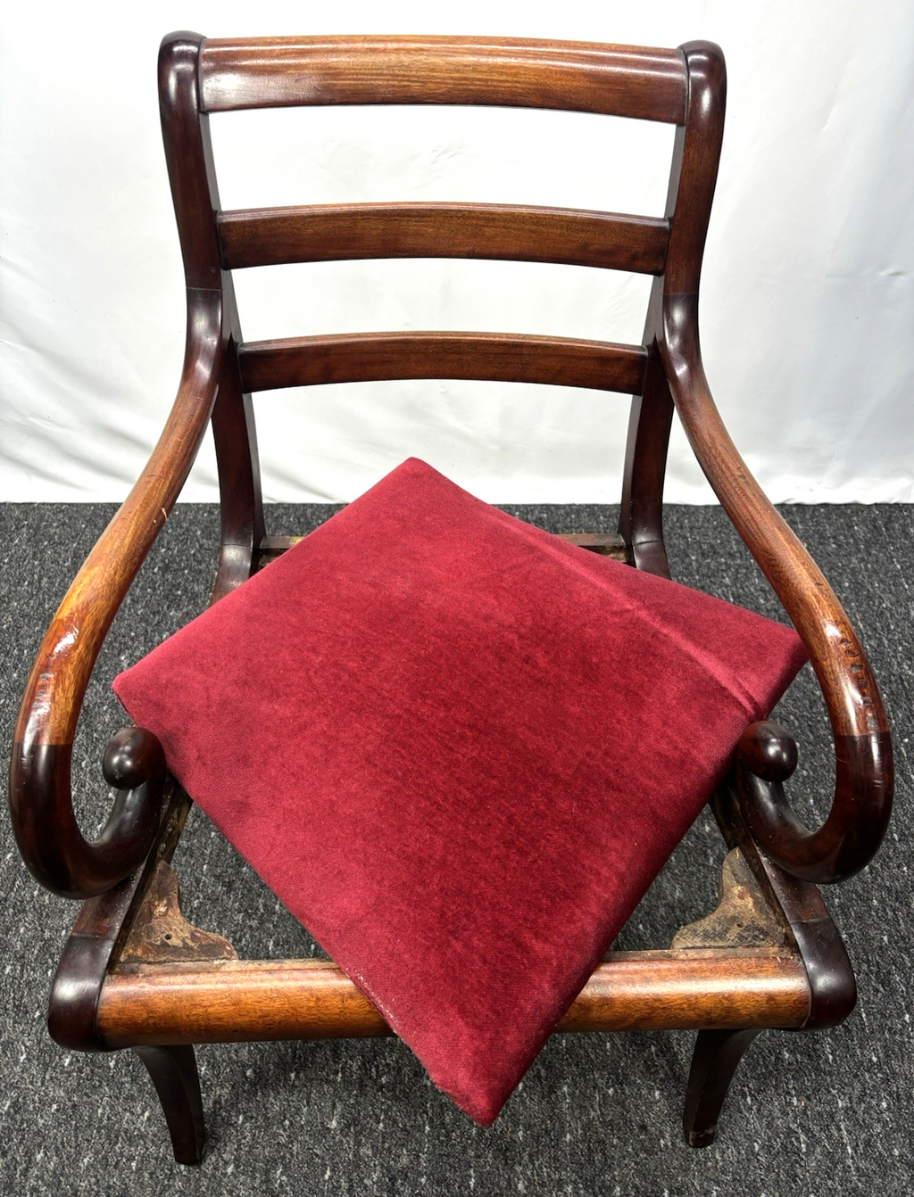 1 von 4 Antik Armlehnstuhl Mahagoni Holz roter Samt – Biedermeier Stil