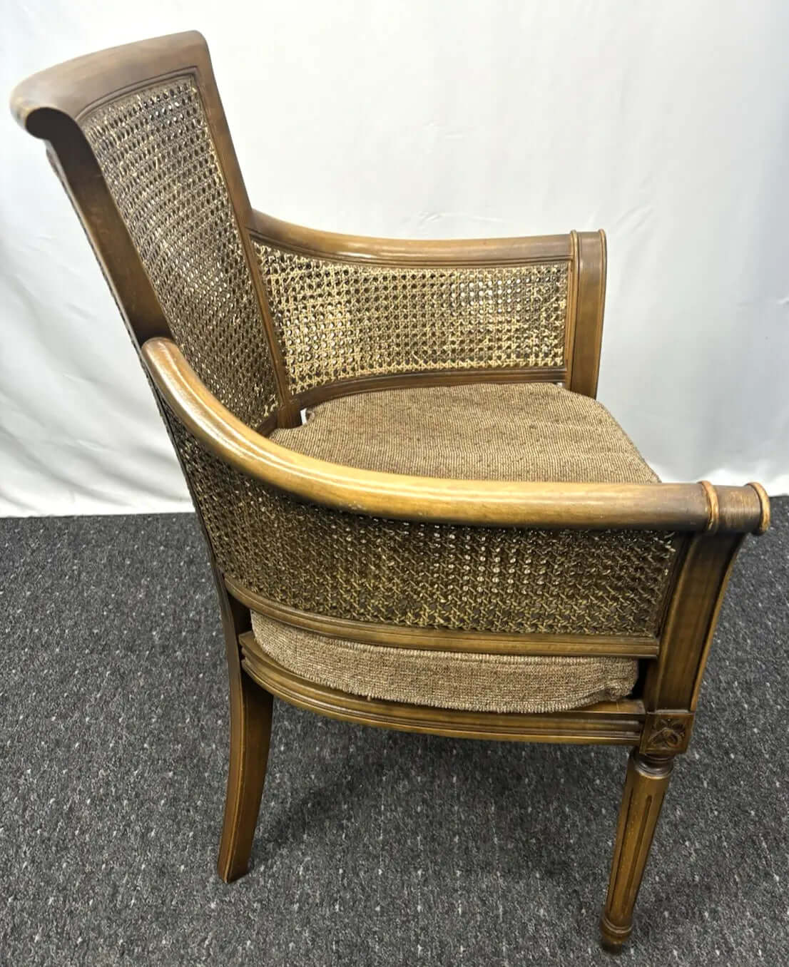 Eleganter Holzstuhl mit Wiener Geflecht & Armlehnen – Vintage / Antik-Stil