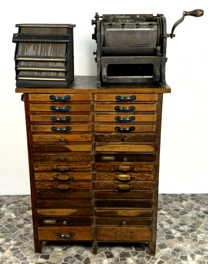 Museumsstück Setzkasten Schrank Drucker Multigraph USA Antik mit Zubehör