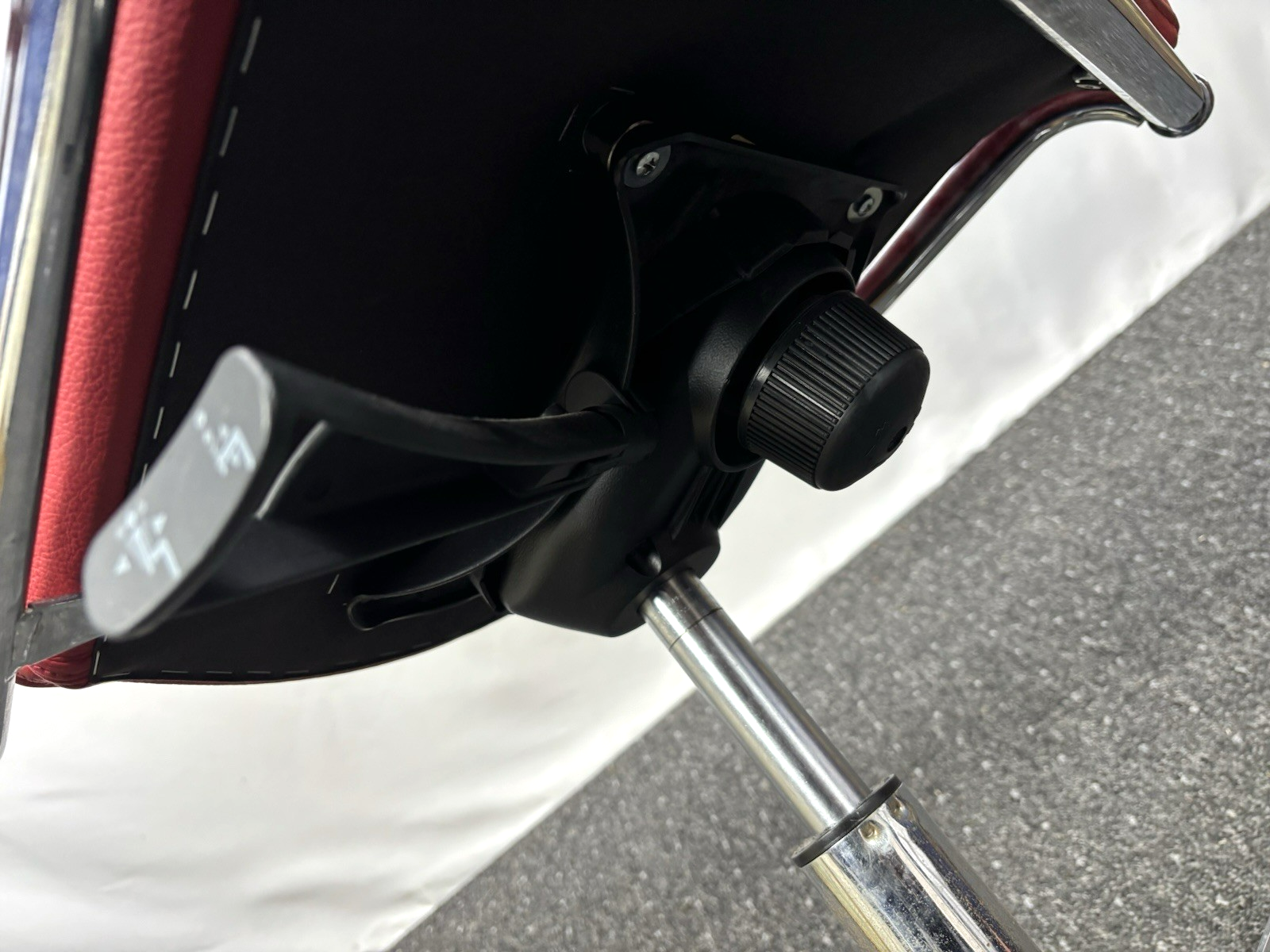 1 von 2 Schreibtischstuhl D12 von Tecta Büro Drehstuhl  Leder Rot Vintage