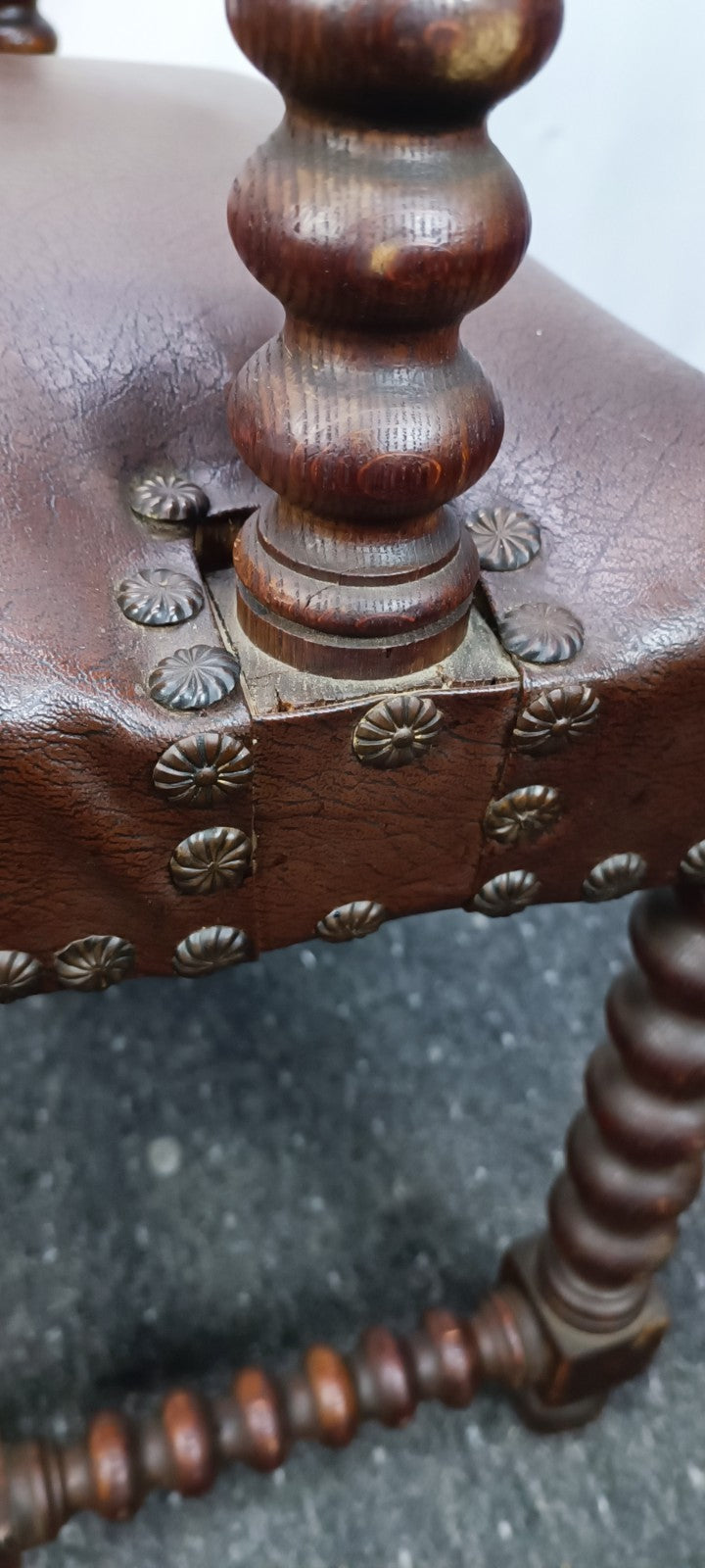 Gründerzeit Armlehnstuhl 1880-1900 Historismus Leder Spulenbeine Original