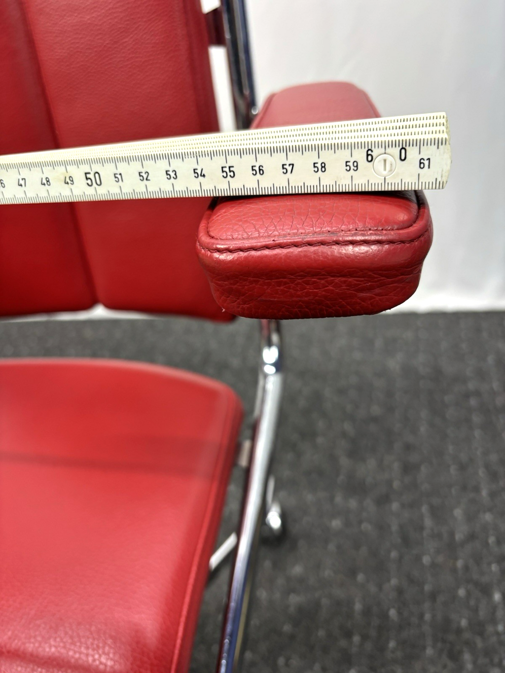 1 von 2 Schreibtischstuhl D12 von Tecta Büro Drehstuhl  Leder Rot Vintage