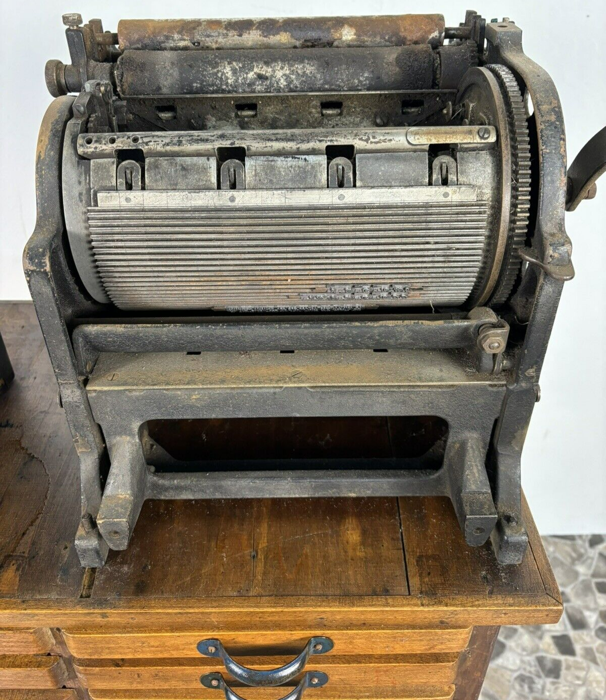 Museumsstück Setzkasten Schrank Drucker Multigraph USA Antik mit Zubehör