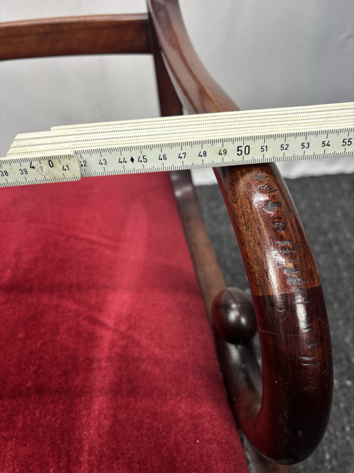 1 von 4 Antik Armlehnstuhl Mahagoni Holz roter Samt – Biedermeier Stil