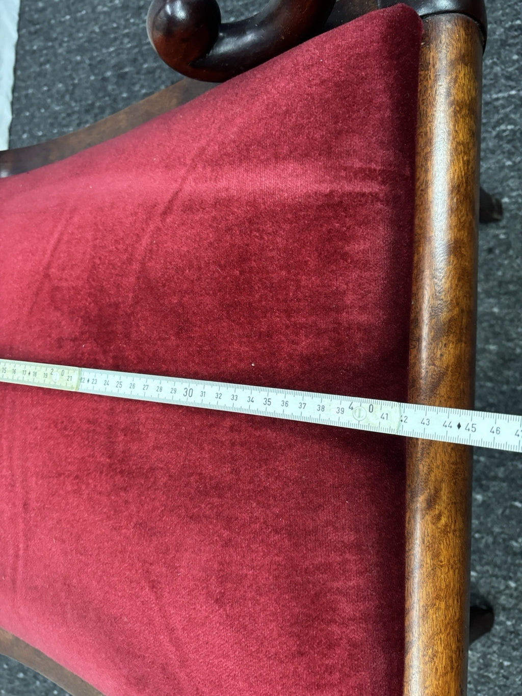 1 von 4 Antik Armlehnstuhl Mahagoni Holz roter Samt – Biedermeier Stil