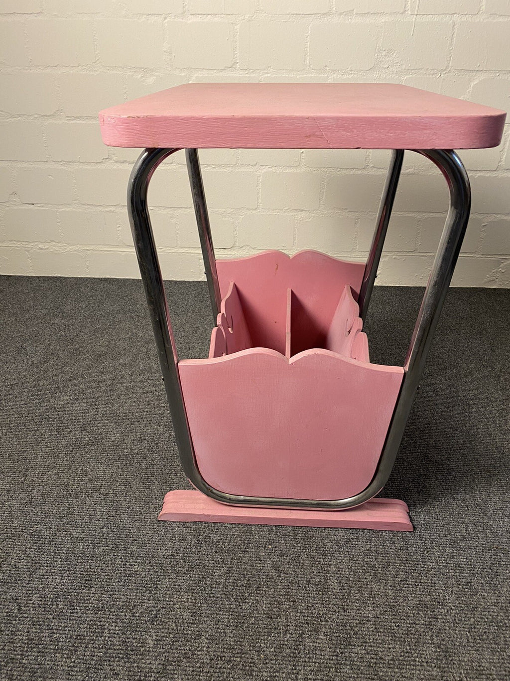 Beistelltisch mit Zeitungsfach, Stahlrohrmöbel, Holz, pink, Zeitungsständer
