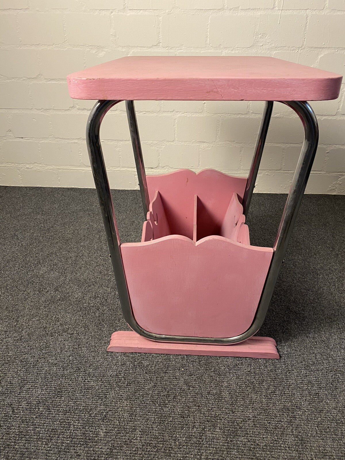 Beistelltisch mit Zeitungsfach, Stahlrohrmöbel, Holz, pink, Zeitungsständer