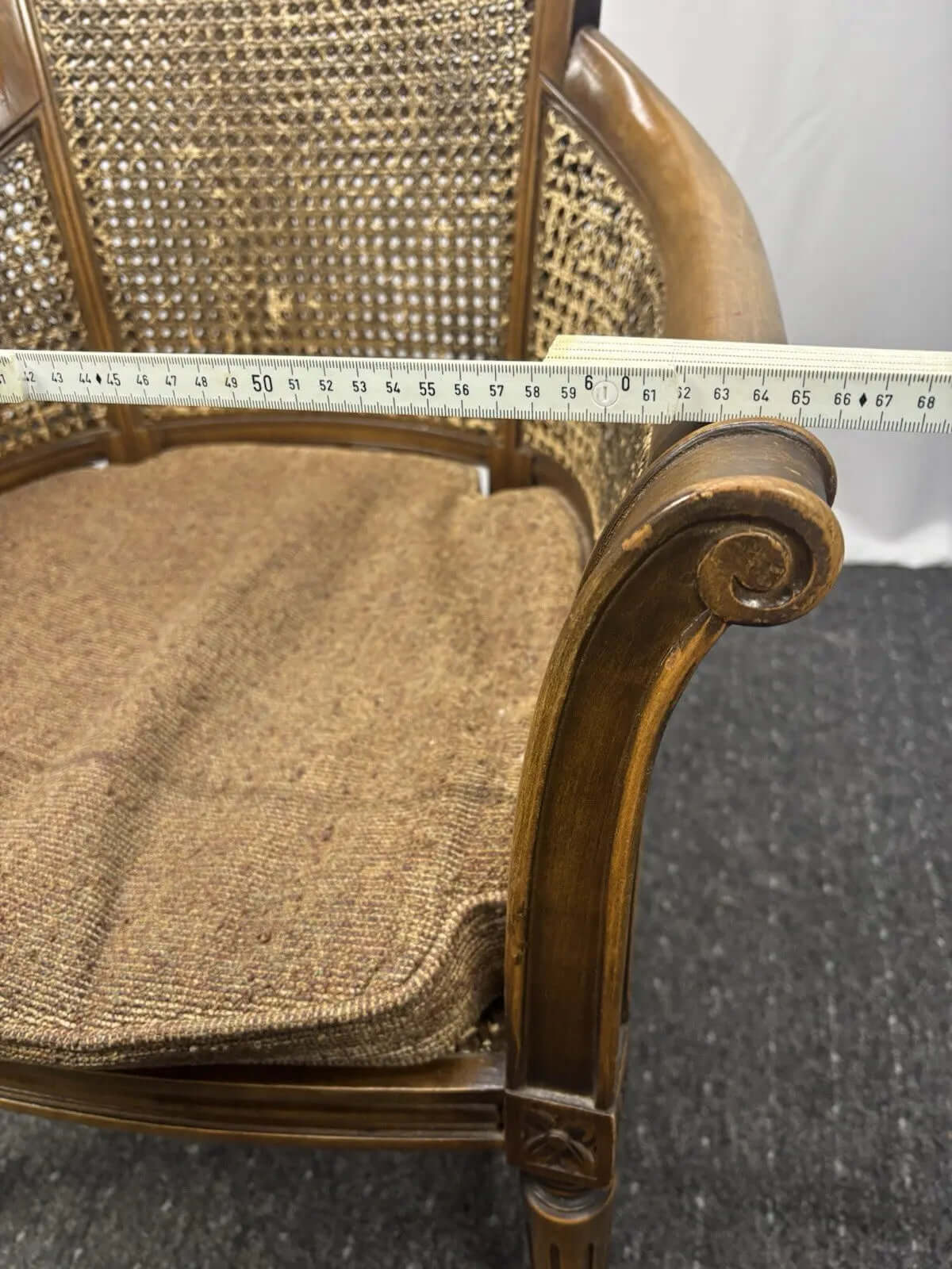 Eleganter Holzstuhl mit Wiener Geflecht & Armlehnen – Vintage / Antik-Stil