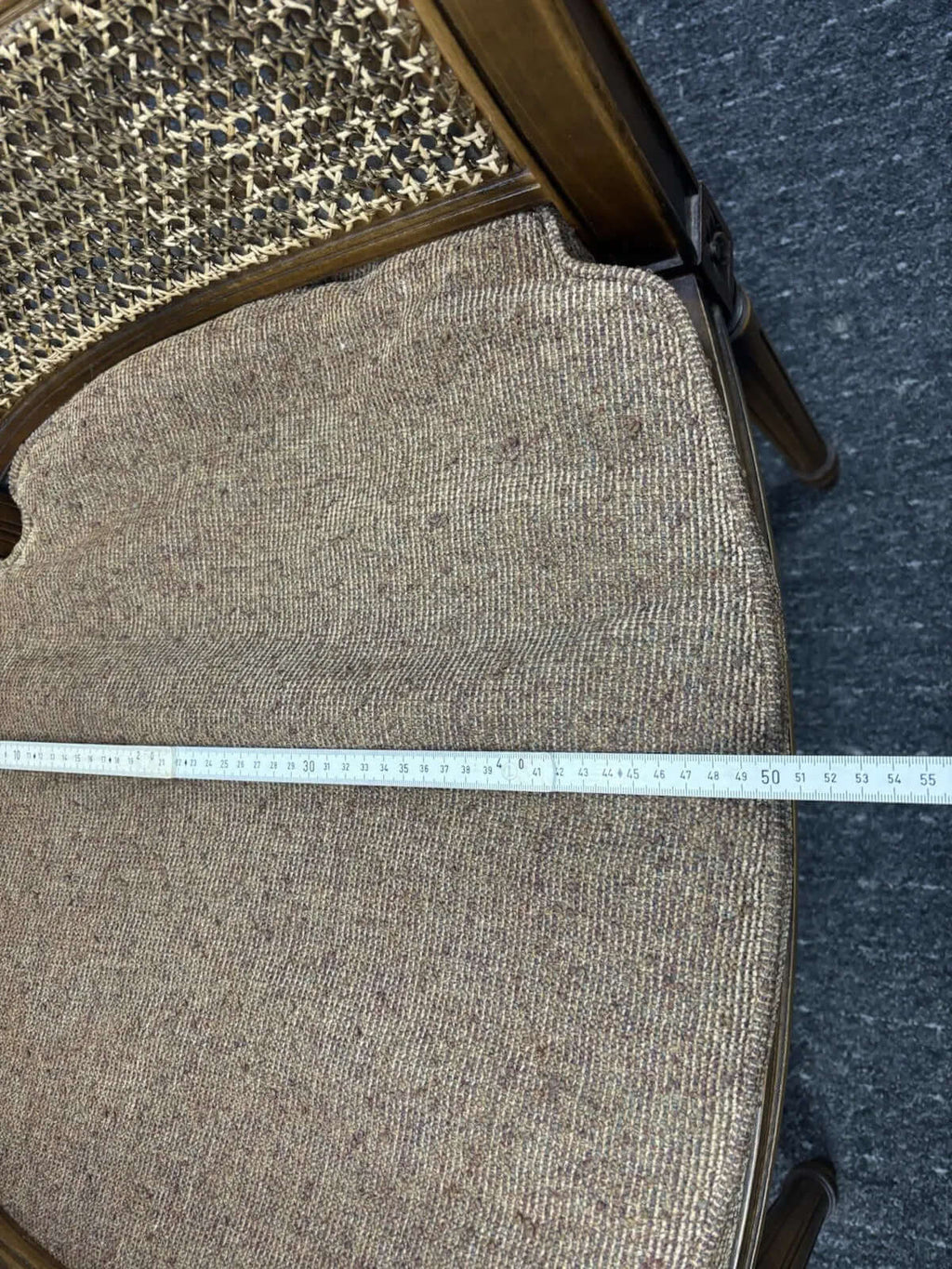 Eleganter Holzstuhl mit Wiener Geflecht & Armlehnen – Vintage / Antik-Stil