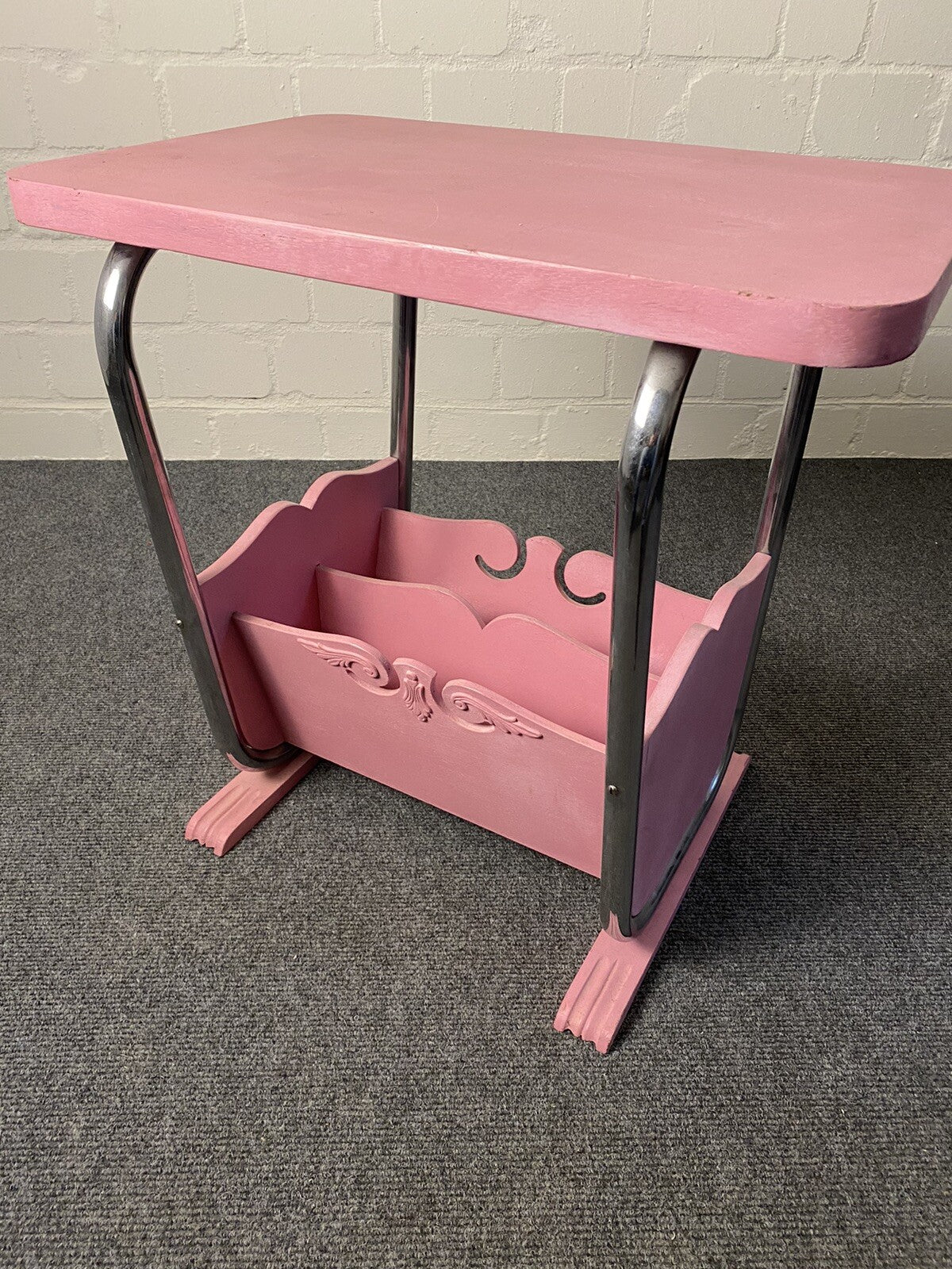 Beistelltisch mit Zeitungsfach, Stahlrohrmöbel, Holz, pink, Zeitungsständer