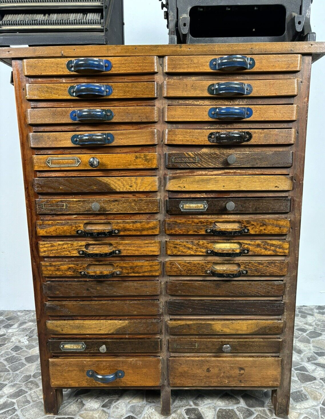 Museumsstück Setzkasten Schrank Drucker Multigraph USA Antik mit Zubehör