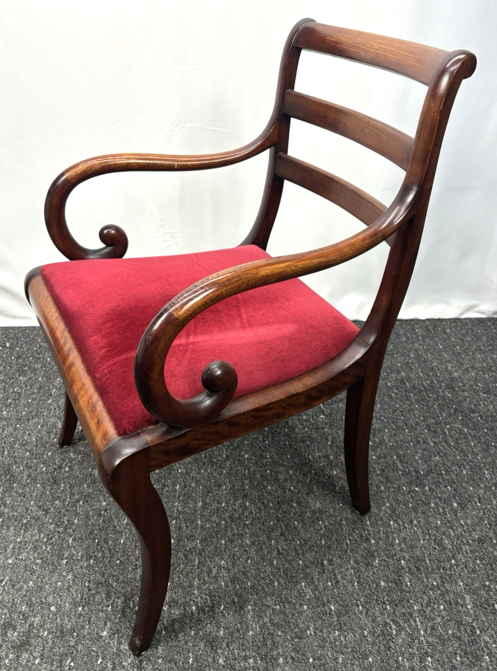 1 von 4 Antik Armlehnstuhl Mahagoni Holz roter Samt – Biedermeier Stil