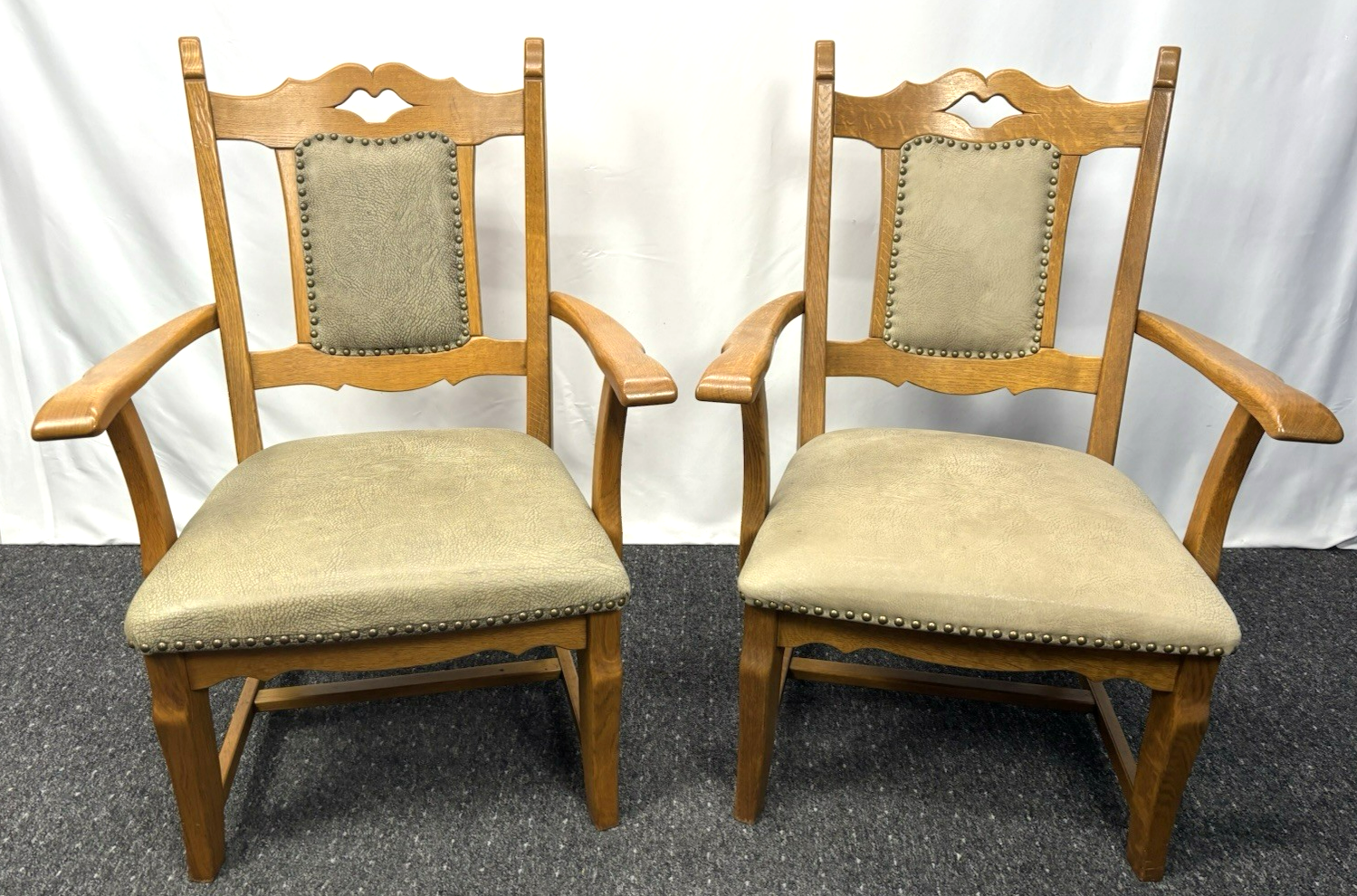 2x Massiver Holzstuhl mit Armlehnen – Vintage / Landhausstil – Leder gepolstert