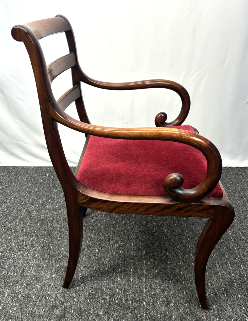 1 von 4 Antik Armlehnstuhl Mahagoni Holz roter Samt – Biedermeier Stil