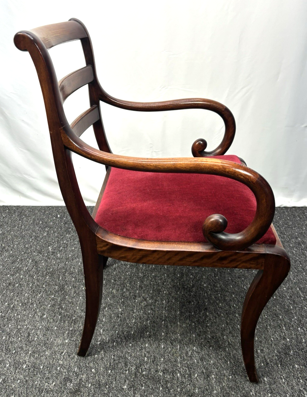 1 von 4 Antik Armlehnstuhl Mahagoni Holz roter Samt – Biedermeier Stil