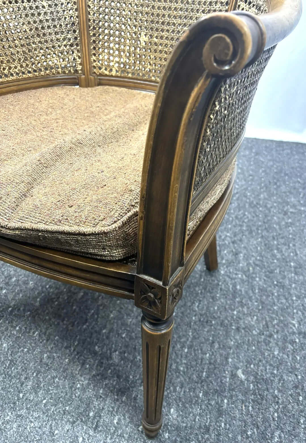 Eleganter Holzstuhl mit Wiener Geflecht & Armlehnen – Vintage / Antik-Stil