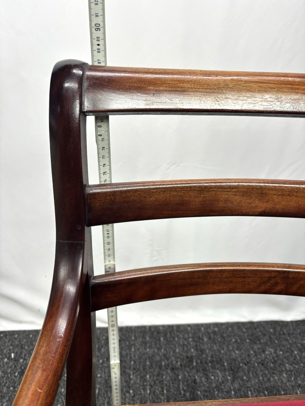 1 von 4 Antik Armlehnstuhl Mahagoni Holz roter Samt – Biedermeier Stil
