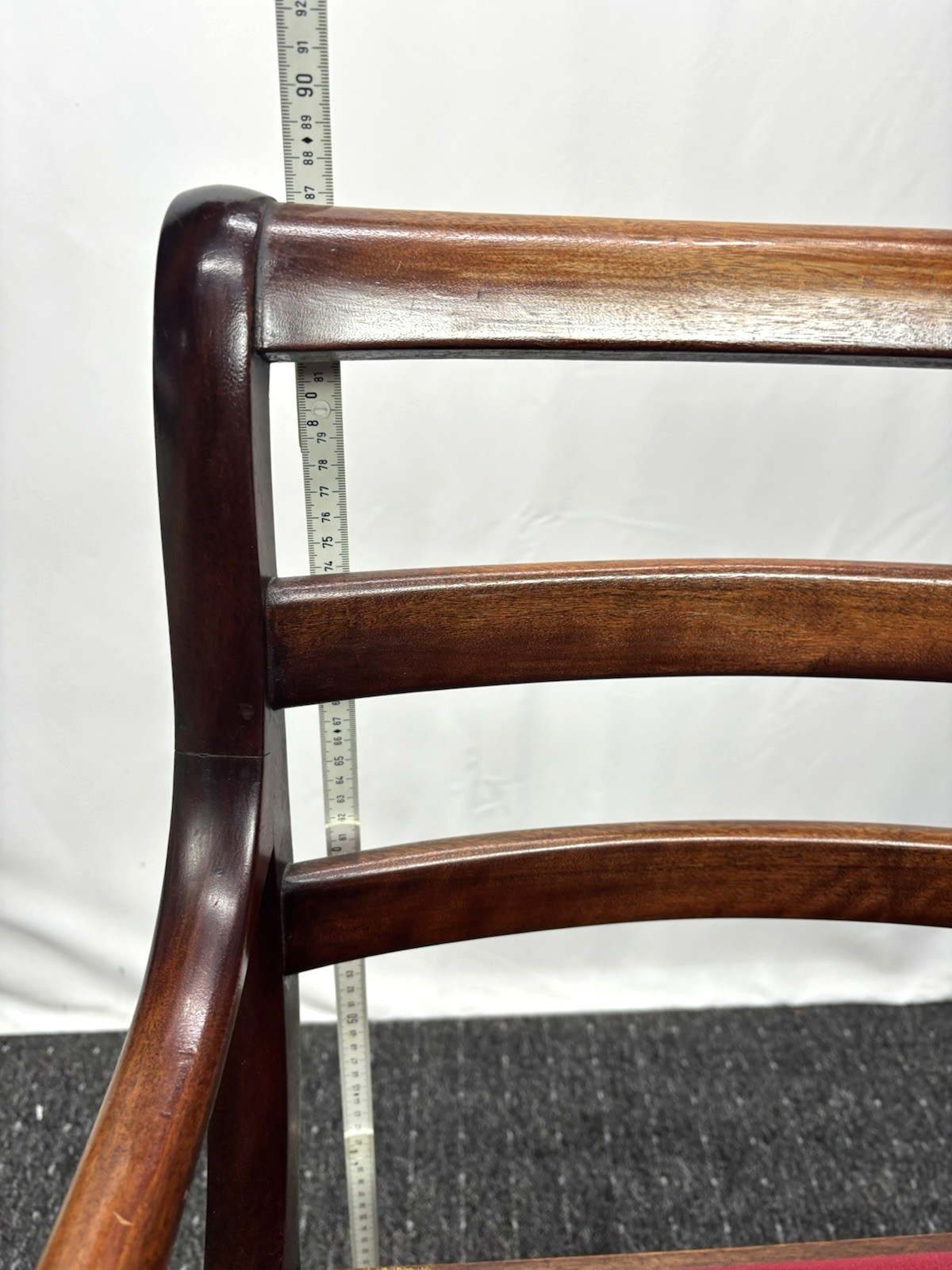 1 von 4 Antik Armlehnstuhl Mahagoni Holz roter Samt – Biedermeier Stil