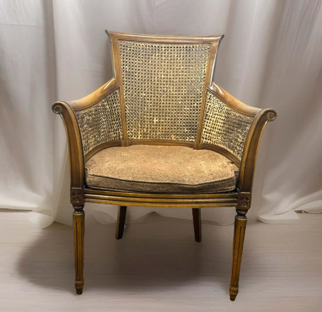 Eleganter Holzstuhl Wiener Geflecht mit Armlehnen und gepolstertem Kissen im Vintage-Stil