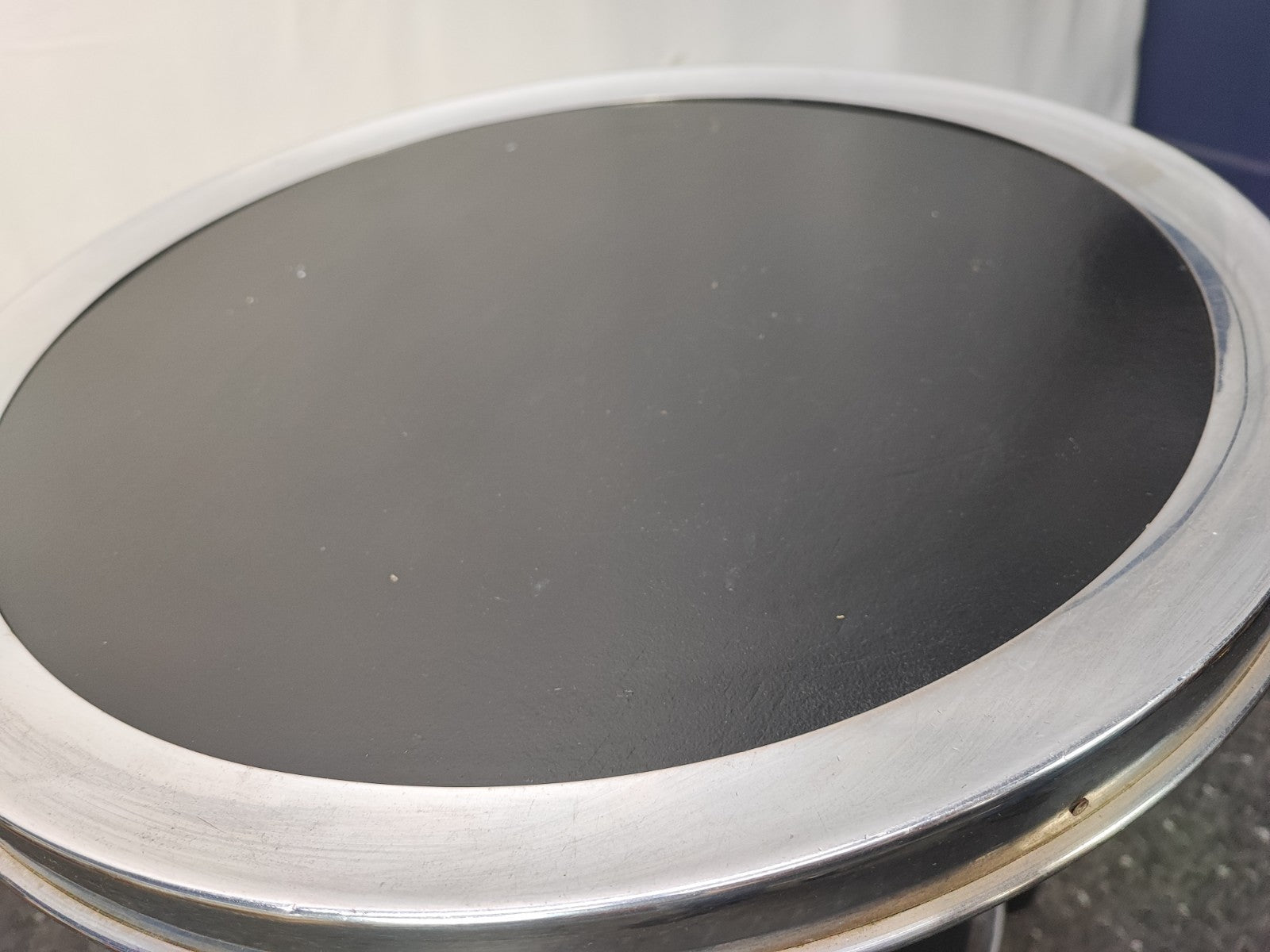 Art Deco Beistelltisch Rund Schwarz Chrom 2 Ebenen gedrechselte Beine antik