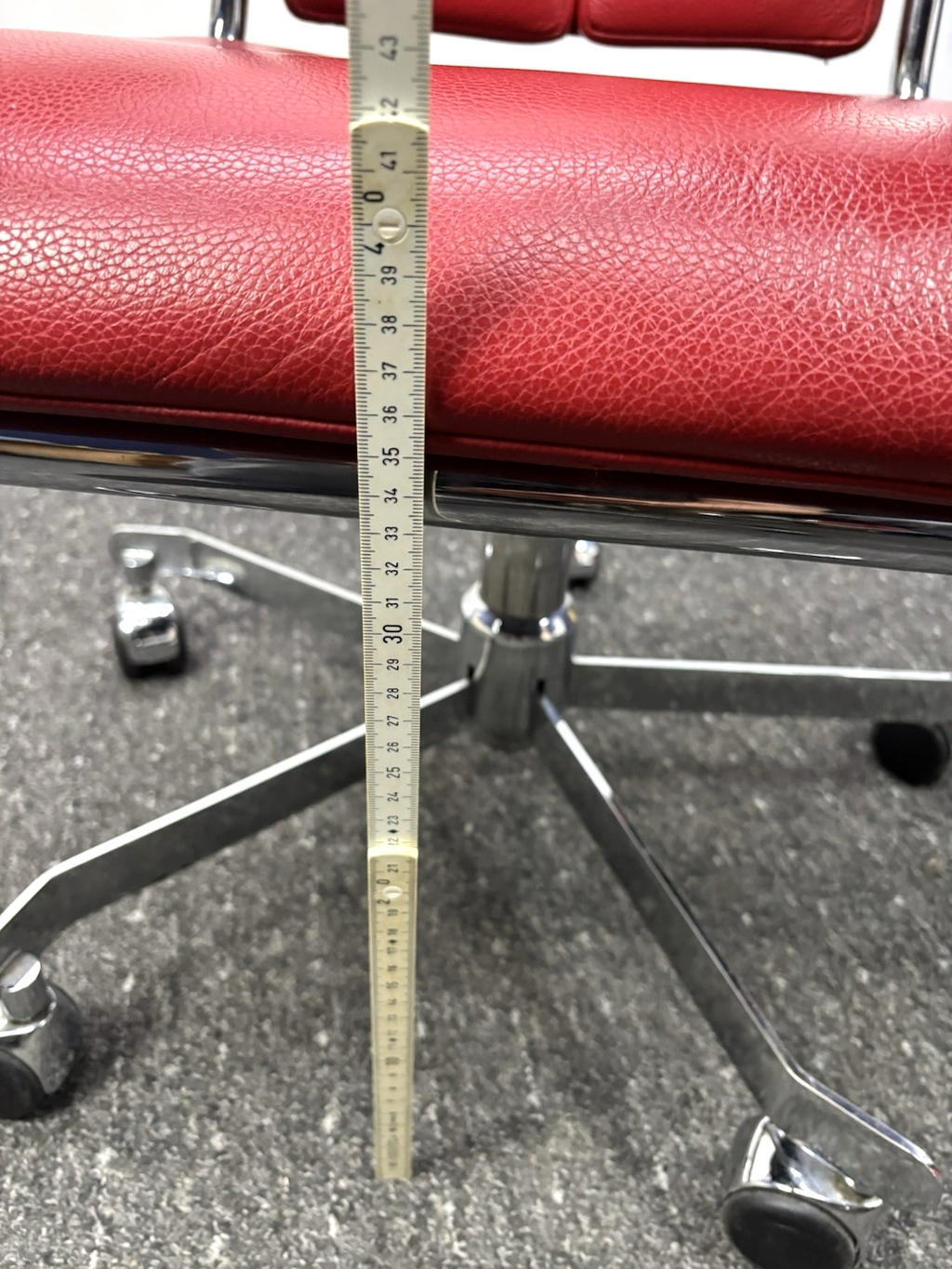 1 von 2 Schreibtischstuhl D12 von Tecta Büro Drehstuhl  Leder Rot Vintage