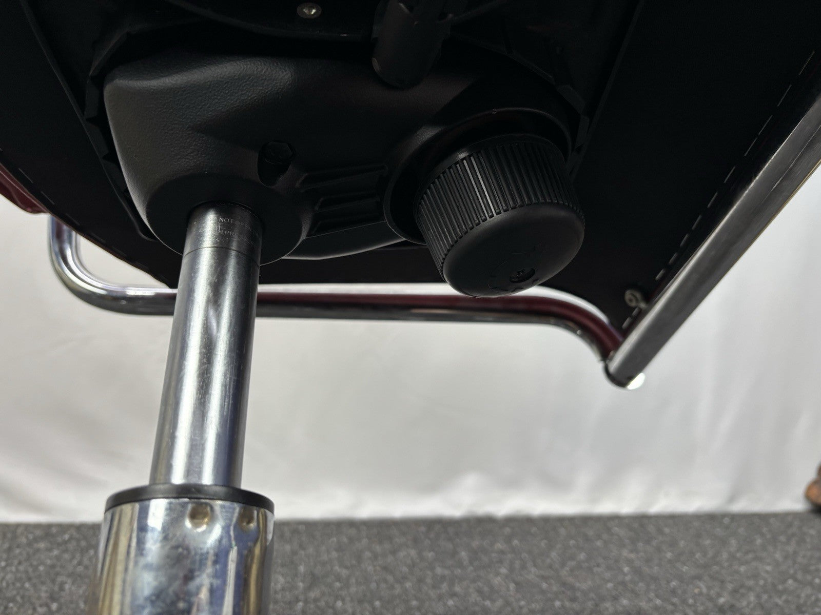 1 von 2 Schreibtischstuhl D12 von Tecta Büro Drehstuhl  Leder Rot Vintage