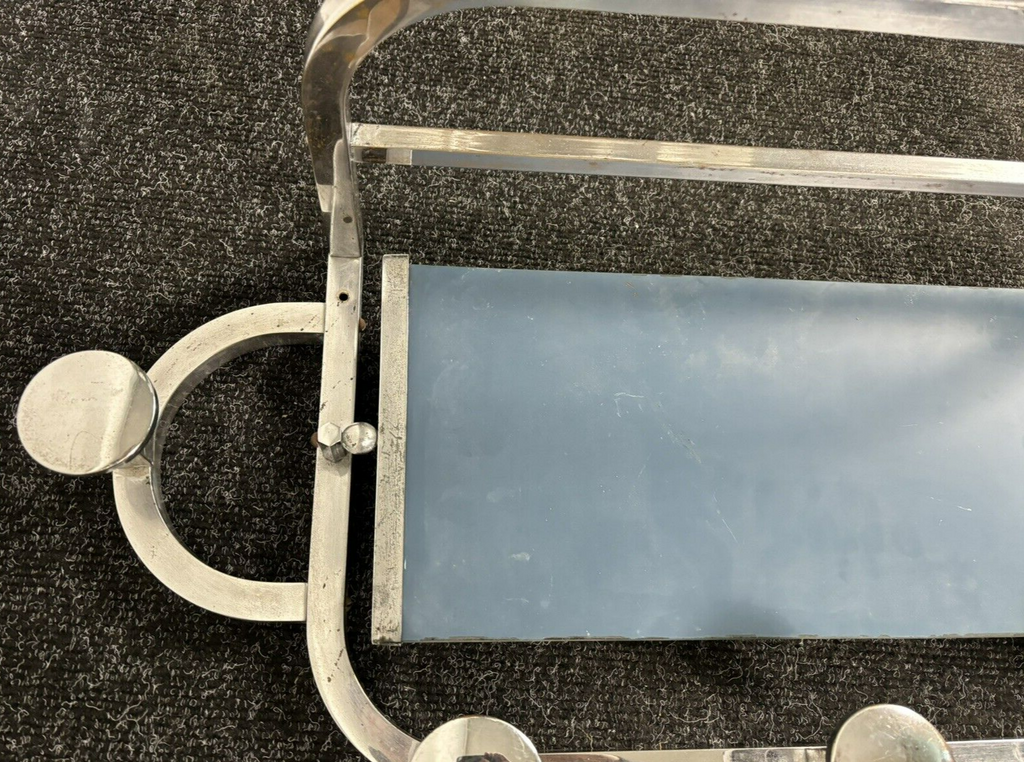 Wandgarderobe Frankreich 1930er Jahre Spiegelgarderobe Aluminium Chrom Bauhaus