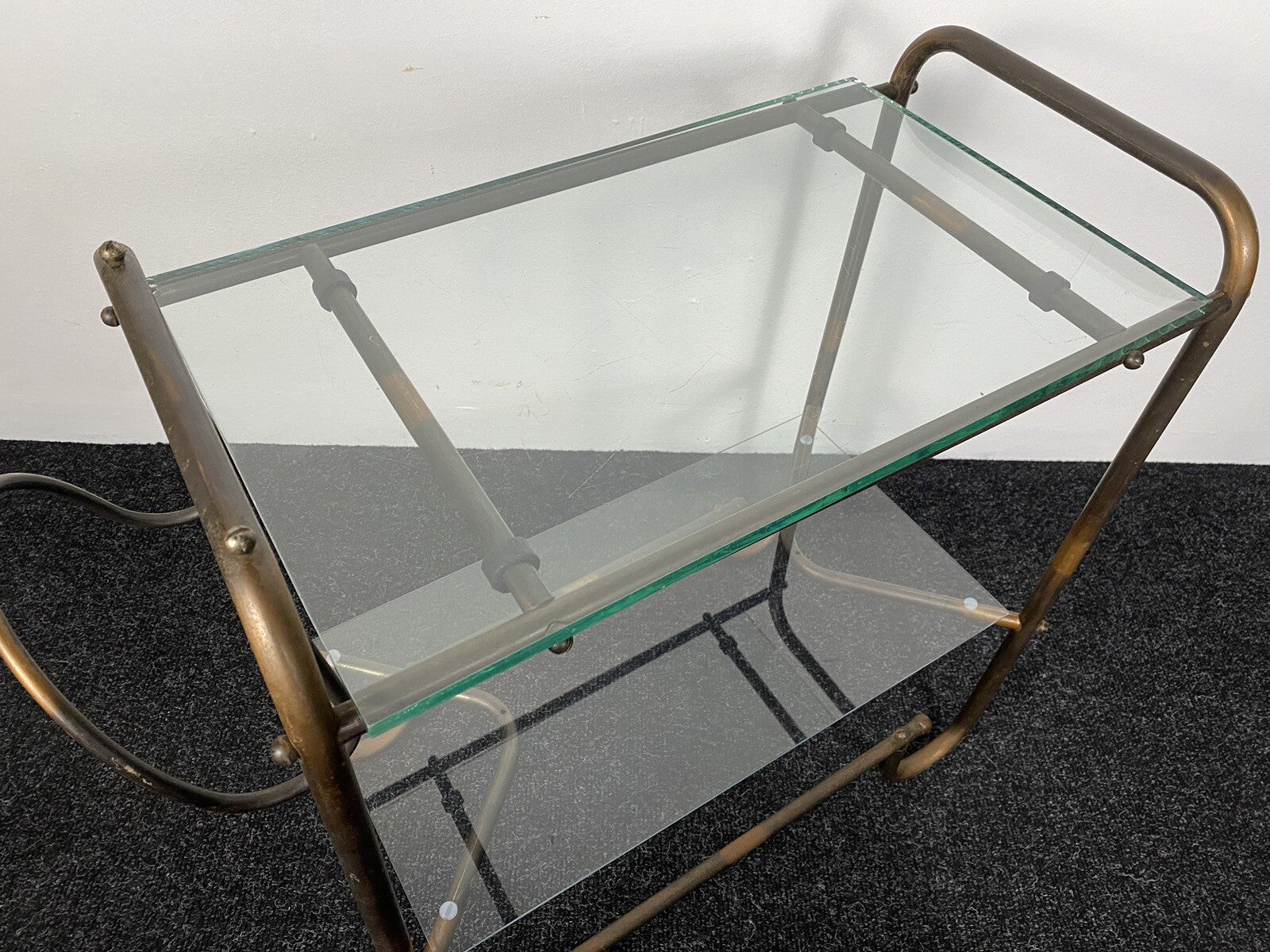 Beistelltisch Bartisch Schlaufenfuß Bauhaus Stahlrohr Nickel Kupfer Glas