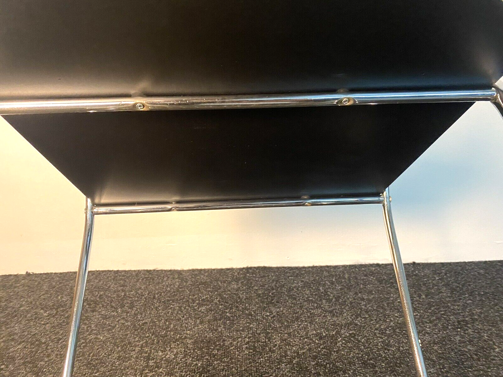 Beistelltisch Zeitungstisch Stahlrohr Chrom/ Schwarz Bauhaus