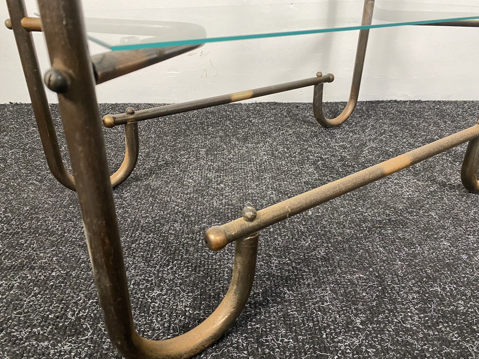 Beistelltisch Bartisch Schlaufenfuß Bauhaus Stahlrohr Nickel Kupfer Glas