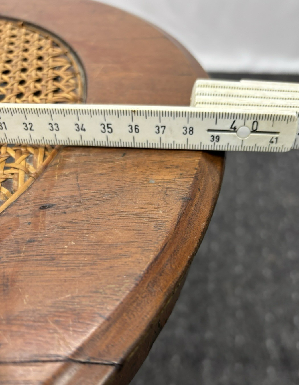 Hocker Rund Dreibein Massivholz Gusseisen Wiener Geflecht Art Deco Antik