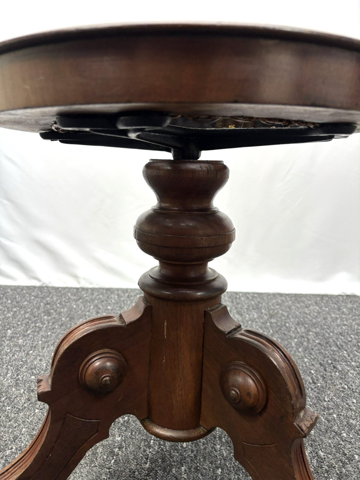 Hocker Rund Dreibein Massivholz Gusseisen Wiener Geflecht Art Deco Antik