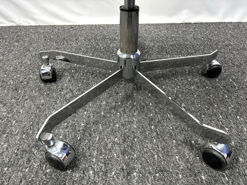 1 von 2 Schreibtischstuhl D12 von Tecta Büro Drehstuhl  Leder Rot Vintage