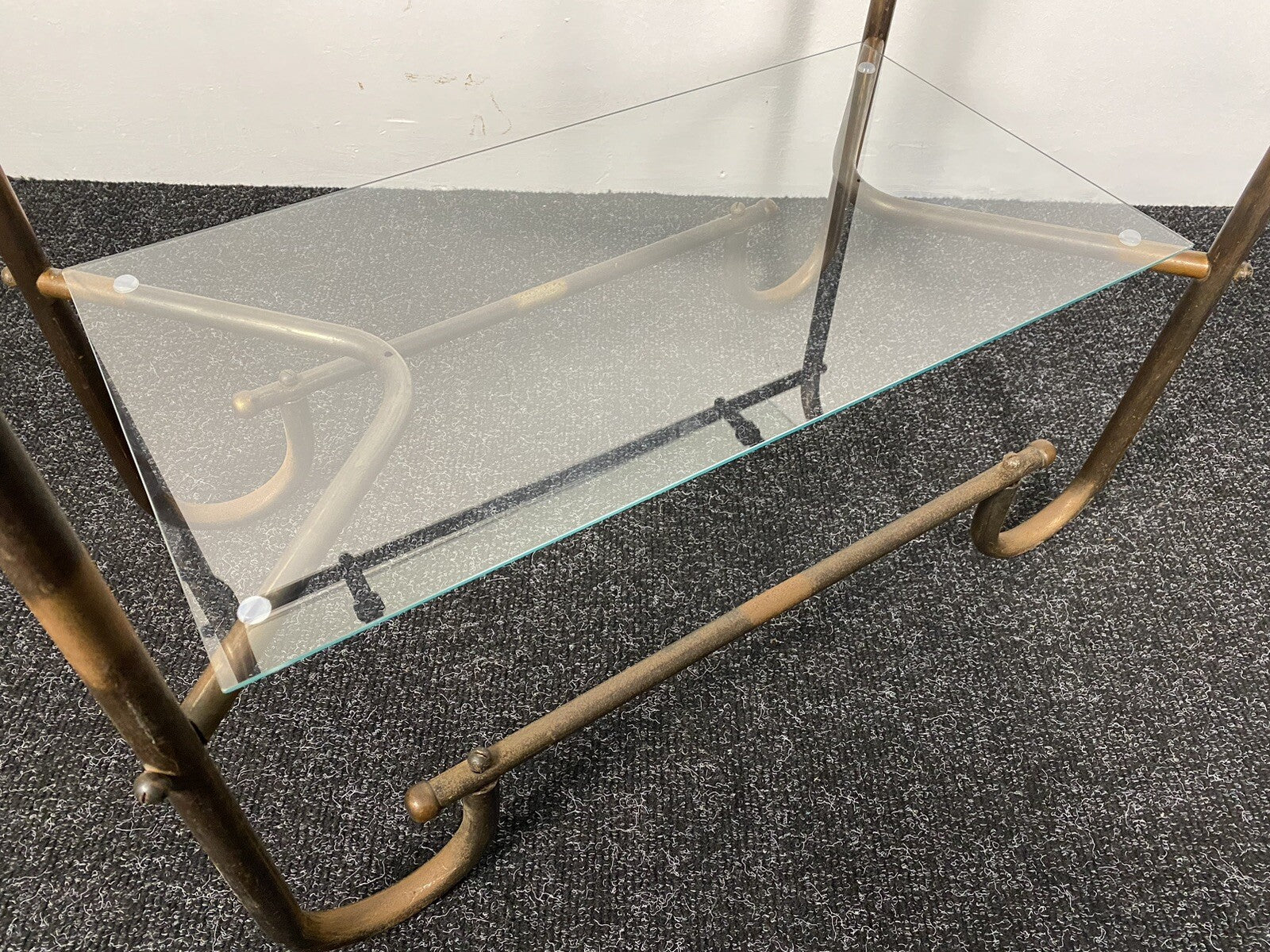 Beistelltisch Bartisch Schlaufenfuß Bauhaus Stahlrohr Nickel Kupfer Glas