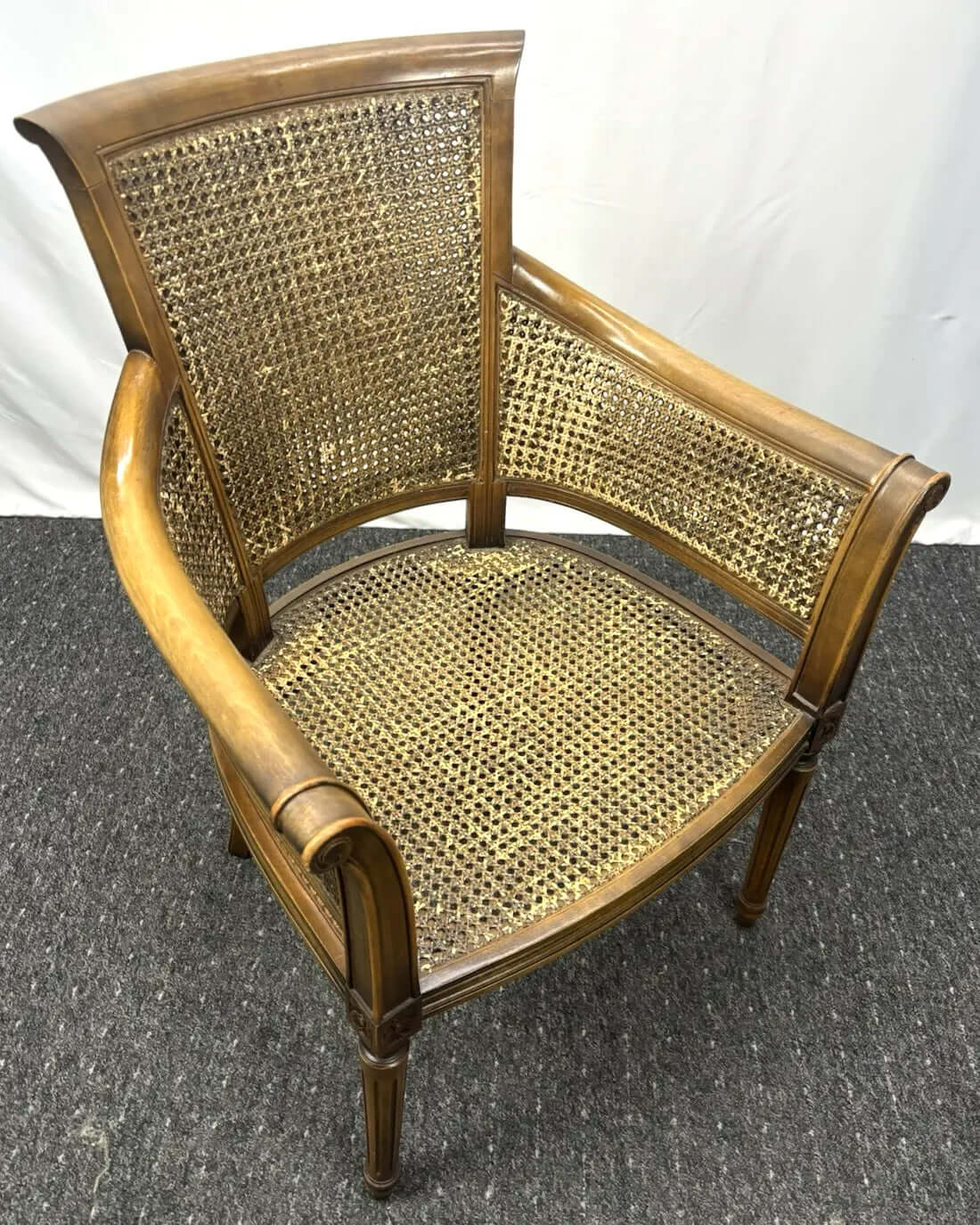 Eleganter Holzstuhl mit Wiener Geflecht & Armlehnen – Vintage / Antik-Stil