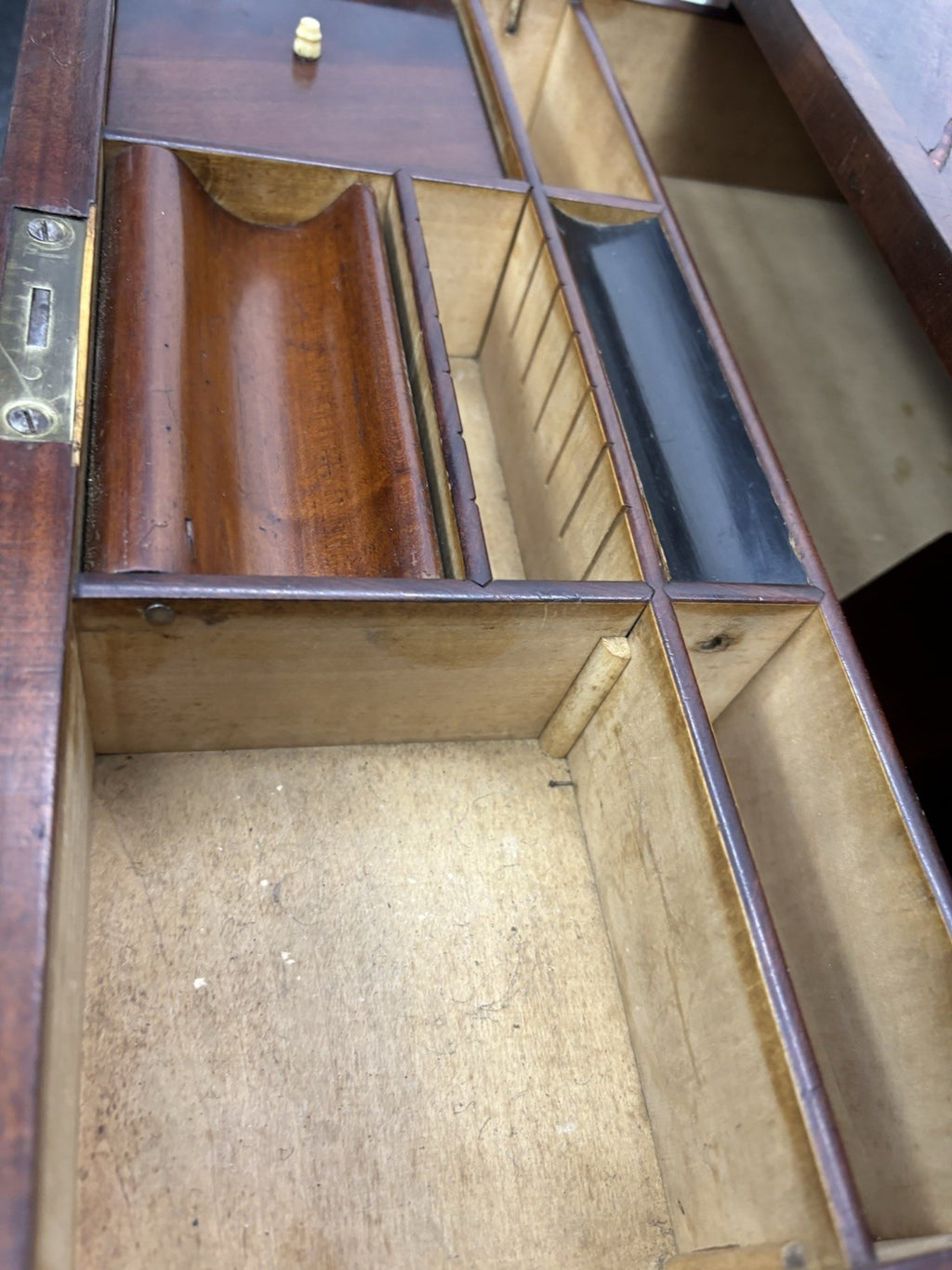 Nähtisch Beistelltisch Nachttisch Massivholz Nussbaum Biedermeier Antik ca. 1850