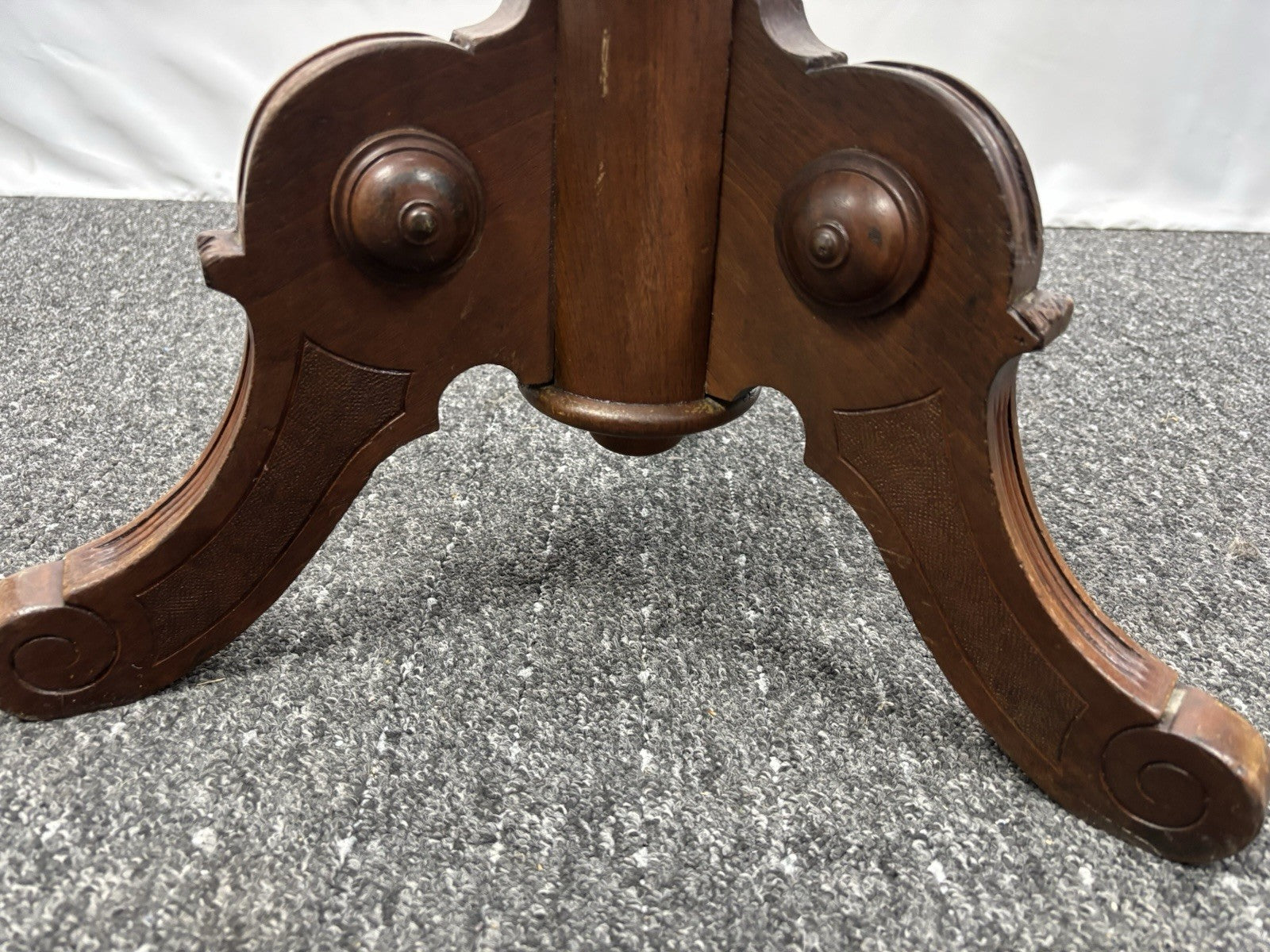 Hocker Rund Dreibein Massivholz Gusseisen Wiener Geflecht Art Deco Antik