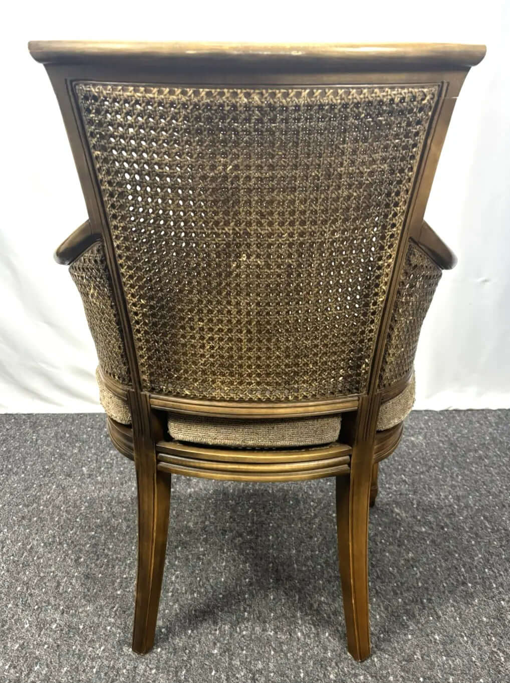 Eleganter Holzstuhl Wiener Geflecht mit Armlehnen, antiker Stil und feiner Holzverarbeitung.