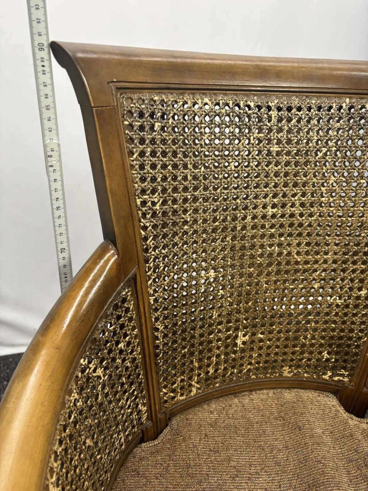 Eleganter Holzstuhl mit Wiener Geflecht & Armlehnen – Vintage / Antik-Stil