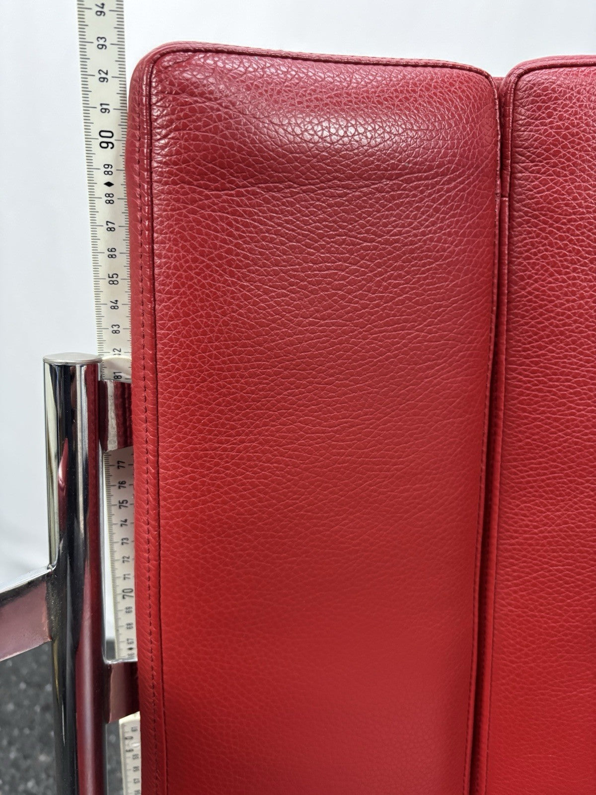 1 von 2 Schreibtischstuhl D12 von Tecta Büro Drehstuhl  Leder Rot Vintage