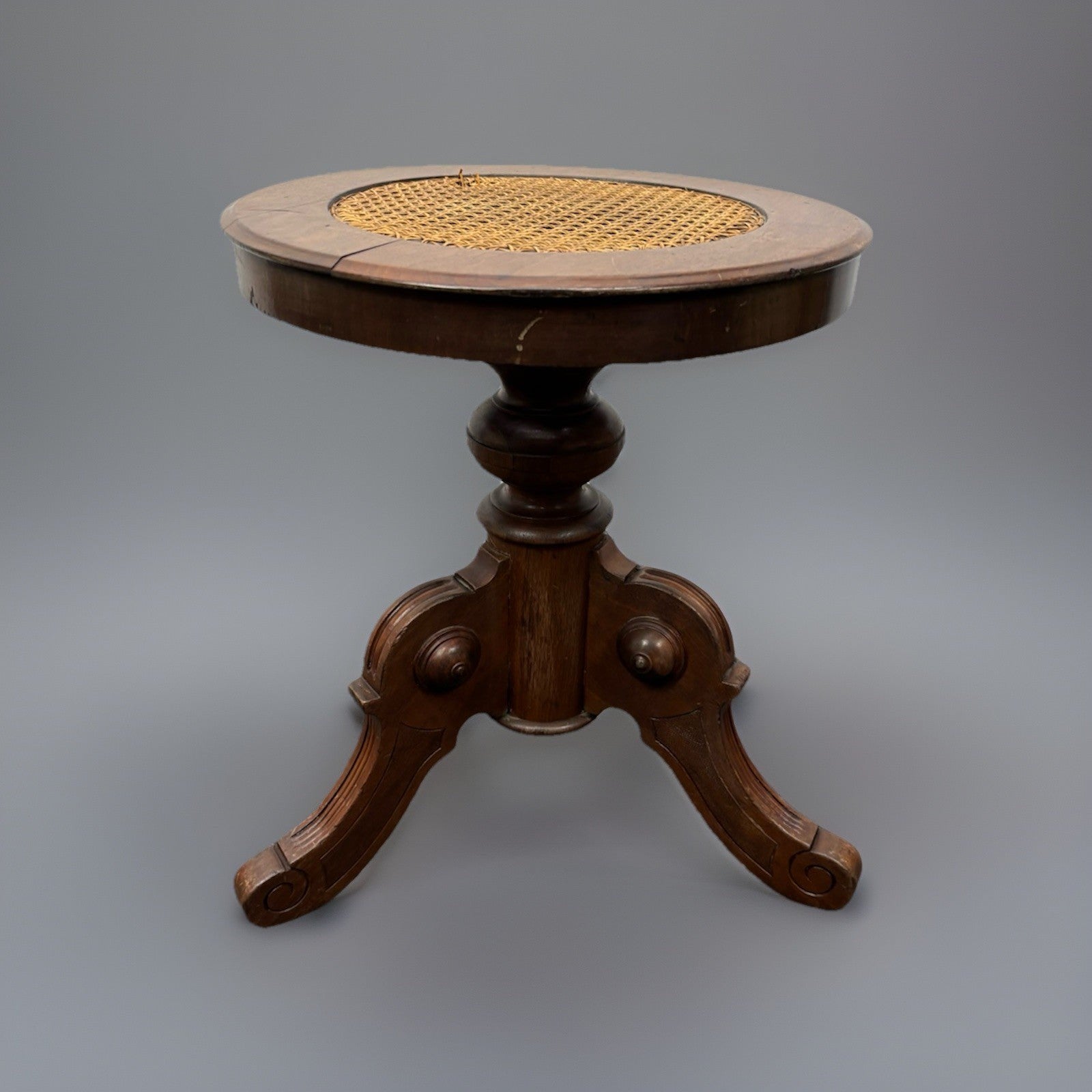 Hocker Rund Dreibein Massivholz Gusseisen Wiener Geflecht Art Deco Antik