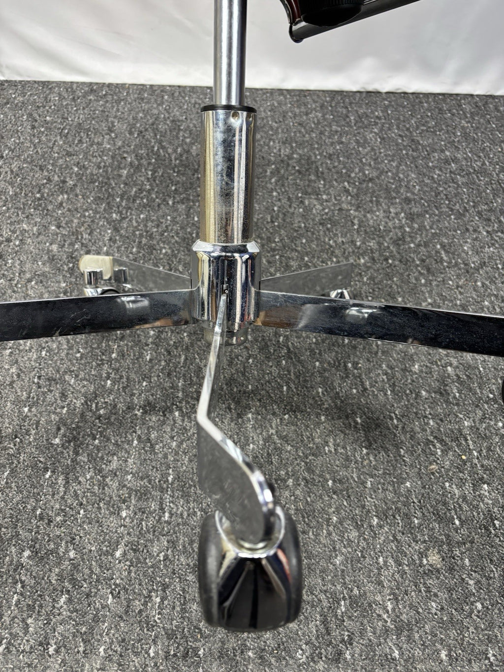 1 von 2 Schreibtischstuhl D12 von Tecta Büro Drehstuhl  Leder Rot Vintage